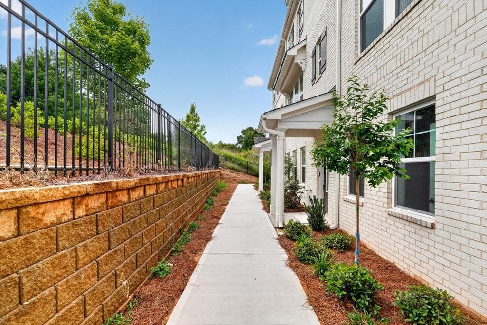 3 bedroom, 4 bathroom, 1,893 sq ft townhouse under contract at 104 Epperly Way, Tucker, GA 30084 — photo 3