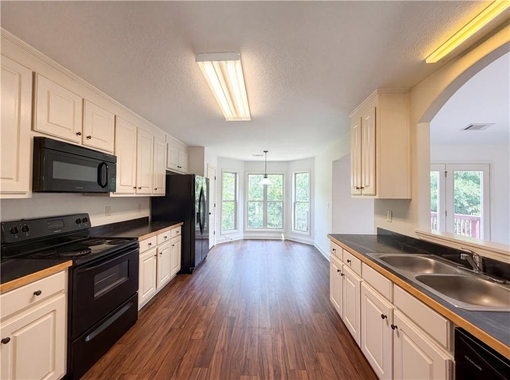 4 bedroom, 3 bathroom, 2,335 sq ft single family residence under contract at 2721 Berkshire Drive, Winder, GA 30680 — photo 10