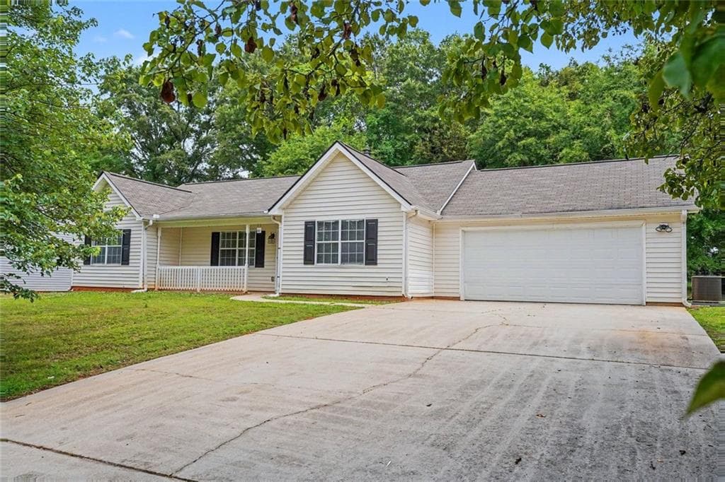 3 bedroom, 2 bathroom, 1,326 sq ft single family residence for sale at 66 Mallie Court, Hampton, GA 30228 — photo 3