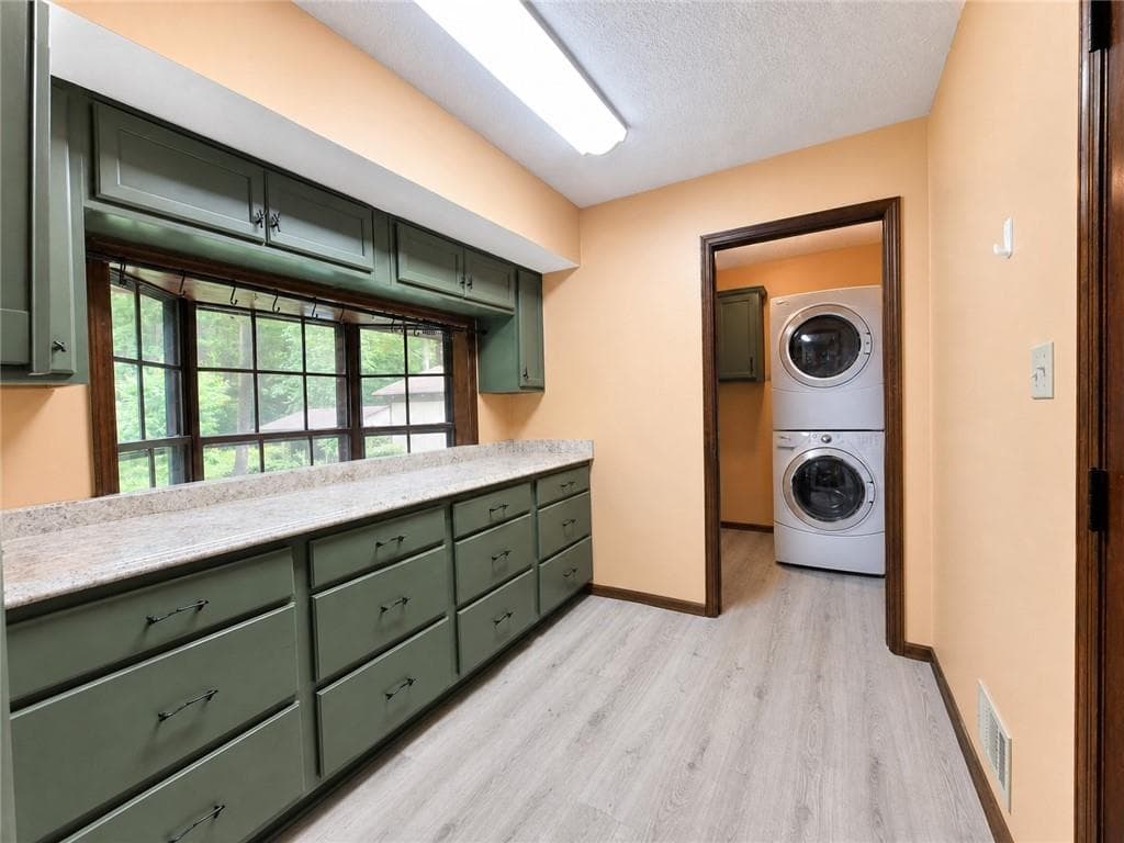 3 bedroom, 2 bathroom, 1,410 sq ft single family residence under contract at 130 Goodman Drive, Fayetteville, GA 30215 — photo 9