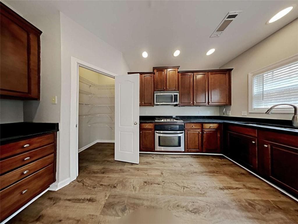 5 bedroom, 5 bathroom, 3,000 sq ft single family residence for sale at 14 Stone Court, Newnan, GA 30265 — photo 4