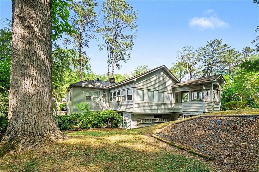 3 bedroom, 2 bathroom, 3,157 sq ft single family residence under contract at 2088 E Roxboro Road, Atlanta, GA 30324 — photo 2