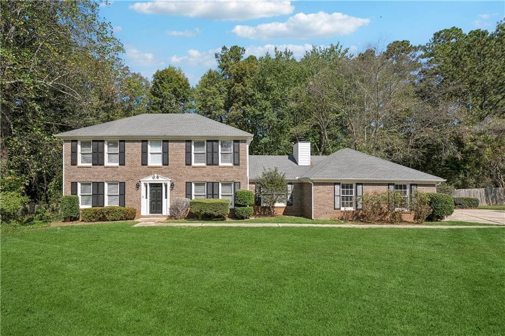 4 bedroom, 3 bathroom, 2,207 sq ft single family residence for sale at 120 Birch Court, Fayetteville, GA 30214 — photo 1 of 40