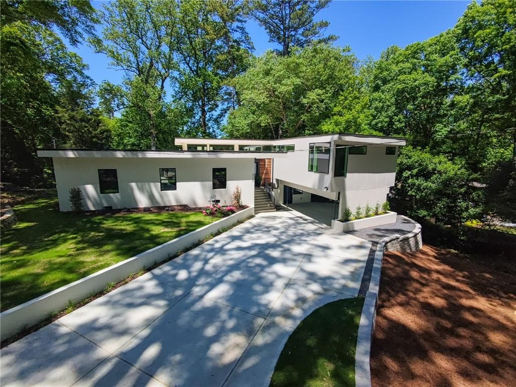 3134 W Roxboro Road NE, Atlanta, GA 30324 — most recent listing photo