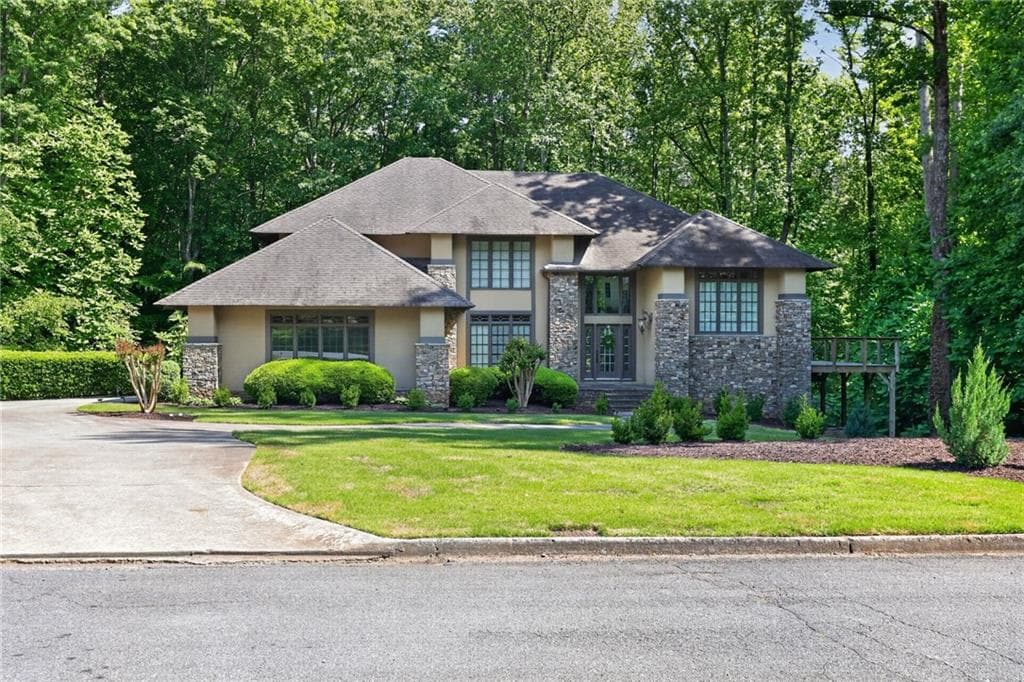 6 bedroom, 4 bathroom, 3,403 sq ft single family residence for sale at 320 Waverly Hall Circle, Roswell, GA 30075 — photo 3