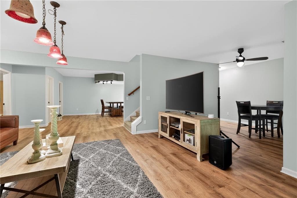 6 bedroom, 4 bathroom, 3,403 sq ft single family residence for sale at 320 Waverly Hall Circle, Roswell, GA 30075 — photo 9