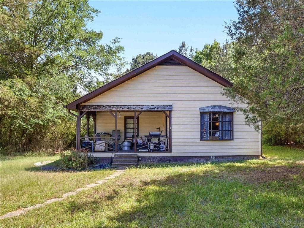 2 bedroom, 2 bathroom, 1,724 sq ft single family residence under contract at 3449 Hwy 138 Highway, Conyers, GA 30013