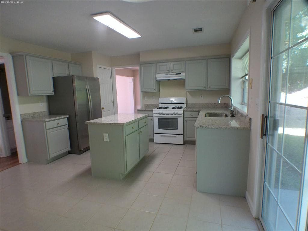 4 bedroom, 3 bathroom, 2,072 sq ft single family residence for rent at 3674 Kentford Lane, Peachtree Corners, GA 30092 for $2,580 a month — photo 7
