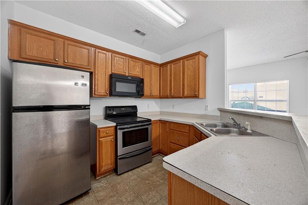 3 bedroom, 3 bathroom, 1,460 sq ft townhouse for sale at 4542 Parkview Square, Atlanta, GA 30349 — photo 3