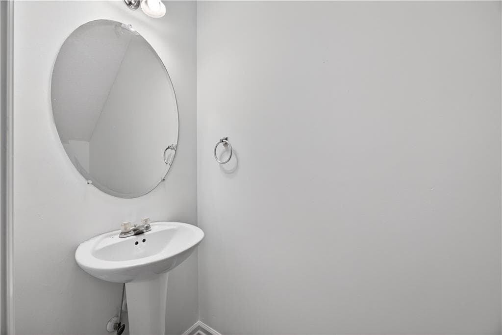 3 bedroom, 3 bathroom, 1,460 sq ft townhouse for sale at 4542 Parkview Square, Atlanta, GA 30349 — photo 4
