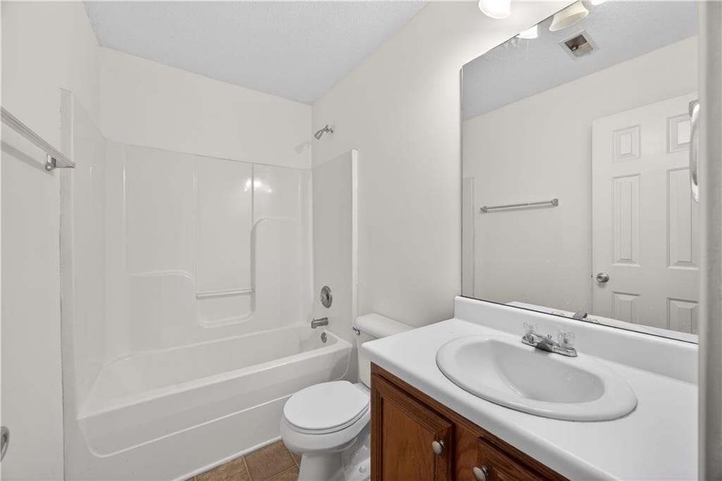 3 bedroom, 3 bathroom, 1,460 sq ft townhouse for sale at 4542 Parkview Square, Atlanta, GA 30349 — photo 9