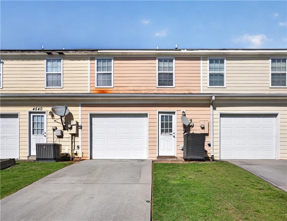 3 bedroom, 3 bathroom, 1,460 sq ft townhouse for sale at 4542 Parkview Square, Atlanta, GA 30349 — photo 10