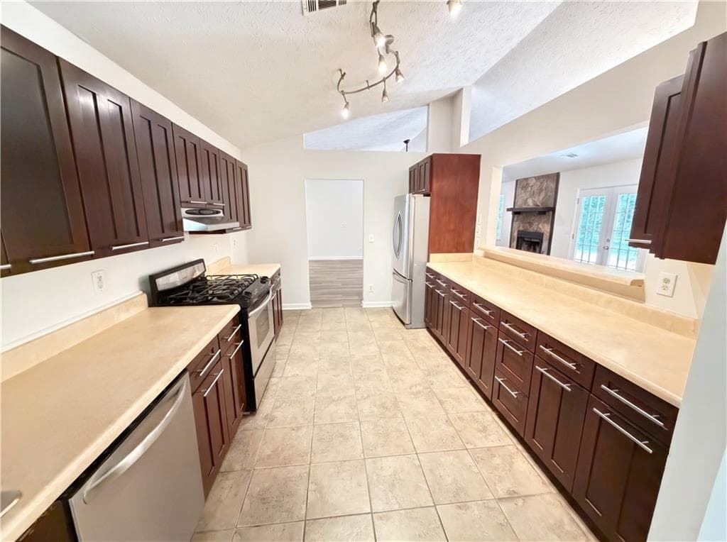 4 bedroom, 2 bathroom, 1,957 sq ft single family residence under contract at 1121 Canvas Back Drive, Woodstock, GA 30189 — photo 6