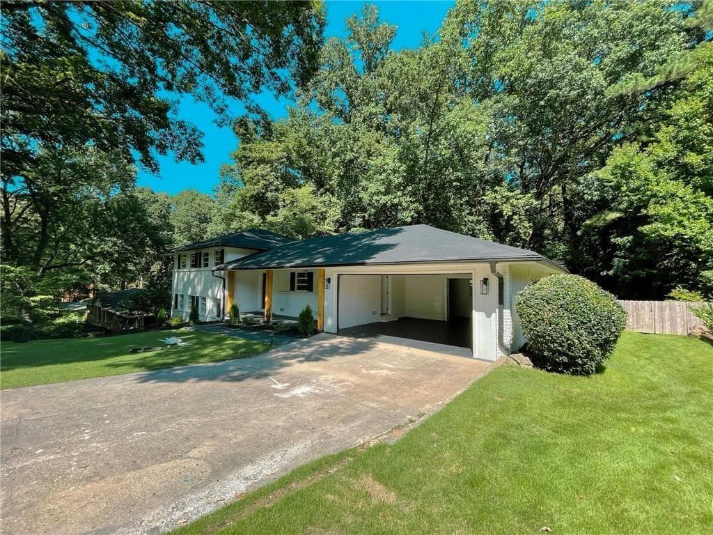 4 bedroom, 3 bathroom, 1,952 sq ft single family residence for sale at 3539 Embry Circle, Atlanta, GA 30341 — photo 4