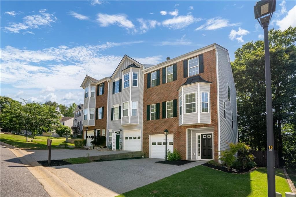 3 bedroom, 4 bathroom, 1,886 sq ft townhouse for sale at 1622 Indian Way, Cumming, GA 30040 — photo 2