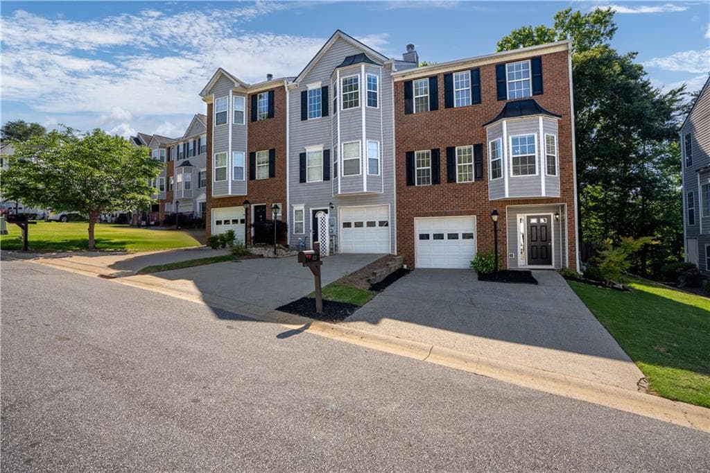3 bedroom, 4 bathroom, 1,886 sq ft townhouse for sale at 1622 Indian Way, Cumming, GA 30040 — photo 3