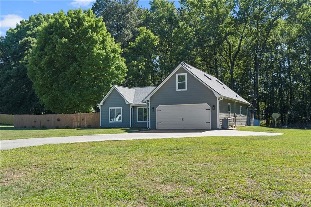 4 bedroom, 2 bathroom, 1,809 sq ft single family residence for sale at 1768 Floye Drive, Loganville, GA 30052 — photo 2