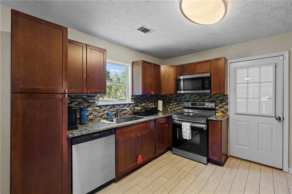 4 bedroom, 2 bathroom, 1,809 sq ft single family residence for sale at 1768 Floye Drive, Loganville, GA 30052 — photo 9