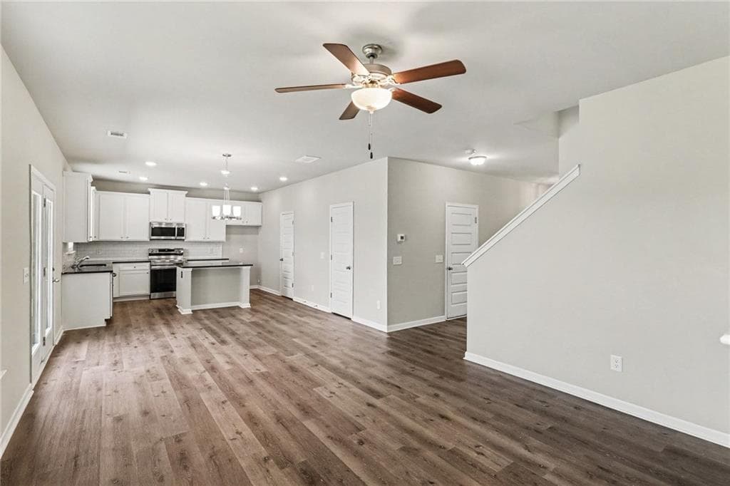 4 bedroom, 3 bathroom, 2,269 sq ft single family residence under contract at 105 Mcentyre Court, Calhoun, GA 30701 — photo 6