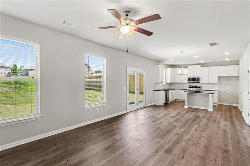 4 bedroom, 3 bathroom, 2,269 sq ft single family residence under contract at 105 Mcentyre Court, Calhoun, GA 30701 — photo 7