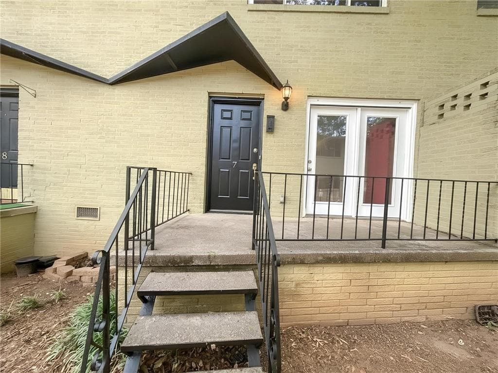 2 bedroom, 1 bathroom, 864 sq ft townhouse for rent at 411 Tenth Street 7, Atlanta, GA 30309 for $2,100 a month — photo 1 of 28