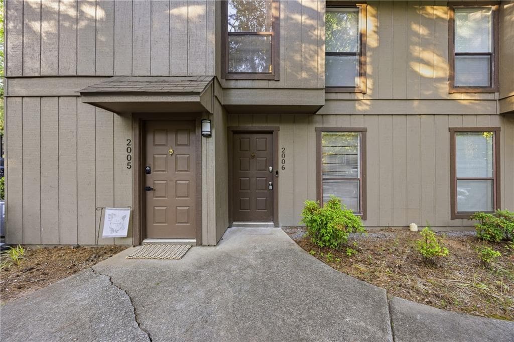2 bedroom, 1 bathroom, 1,109 sq ft condominium for sale at 2006 Cumberland Court, Smyrna, GA 30080
