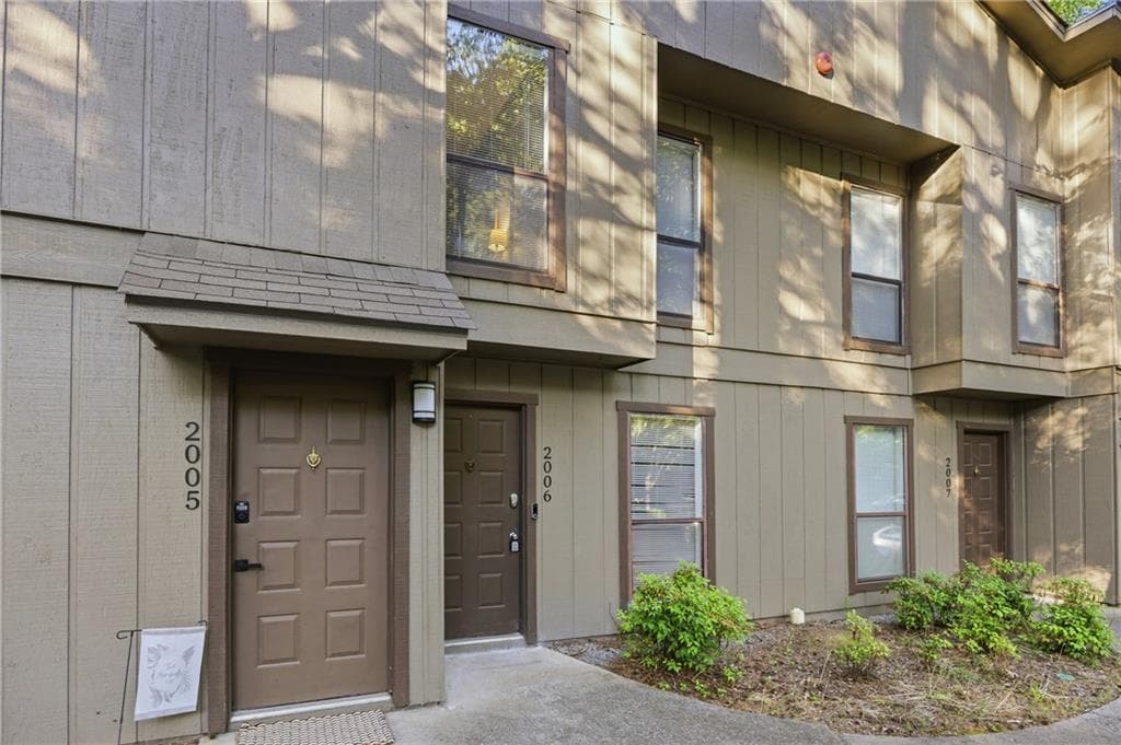 2 bedroom, 1 bathroom, 1,109 sq ft condominium for sale at 2006 Cumberland Court, Smyrna, GA 30080 — photo 2