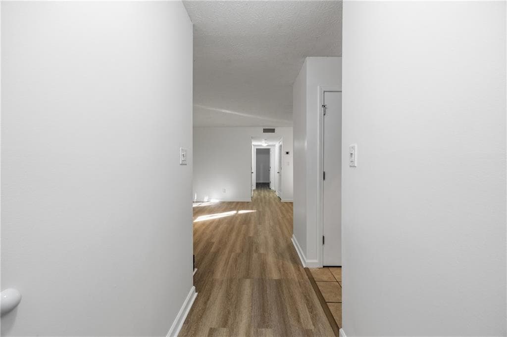 2 bedroom, 1 bathroom, 1,109 sq ft condominium for sale at 2006 Cumberland Court, Smyrna, GA 30080 — photo 4