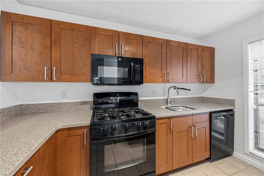 2 bedroom, 1 bathroom, 1,109 sq ft condominium for sale at 2006 Cumberland Court, Smyrna, GA 30080 — photo 5