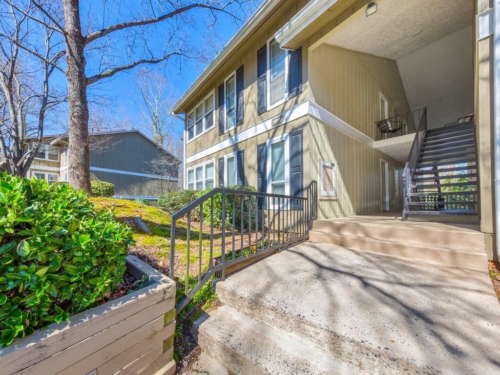 2 bedroom, 2 bathroom, 748 sq ft condominium for rent at 5155 Roswell Road 1, Atlanta, GA 30342 for $1,500 a month — photo 1 of 27