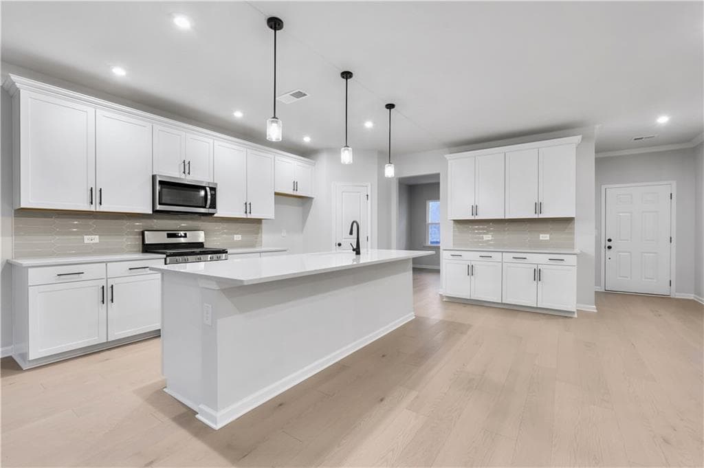 4 bedroom, 3 bathroom, 2,956 sq ft single family residence under contract at 6141 Marigold Way, Atlanta, GA 30349 — photo 5