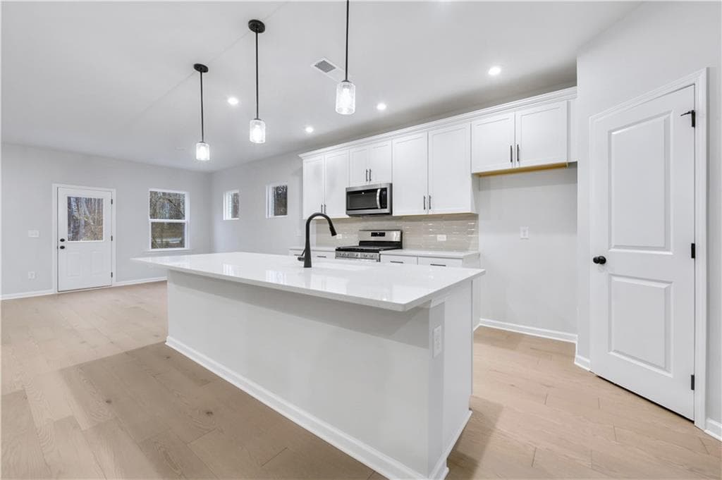 4 bedroom, 3 bathroom, 2,956 sq ft single family residence under contract at 6141 Marigold Way, Atlanta, GA 30349 — photo 6