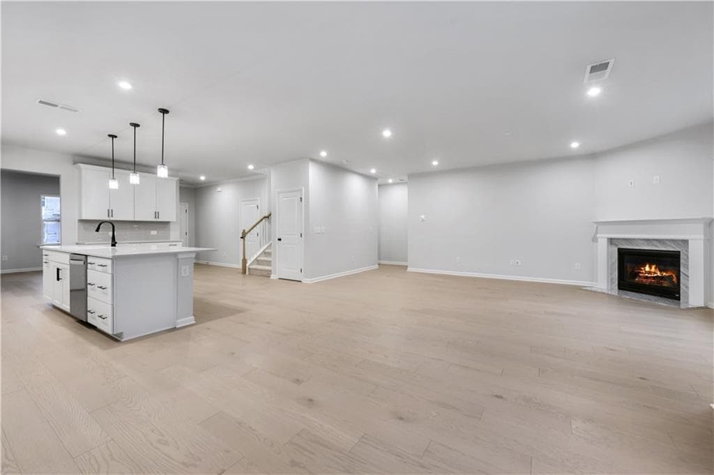 4 bedroom, 3 bathroom, 2,956 sq ft single family residence under contract at 6141 Marigold Way, Atlanta, GA 30349 — photo 7