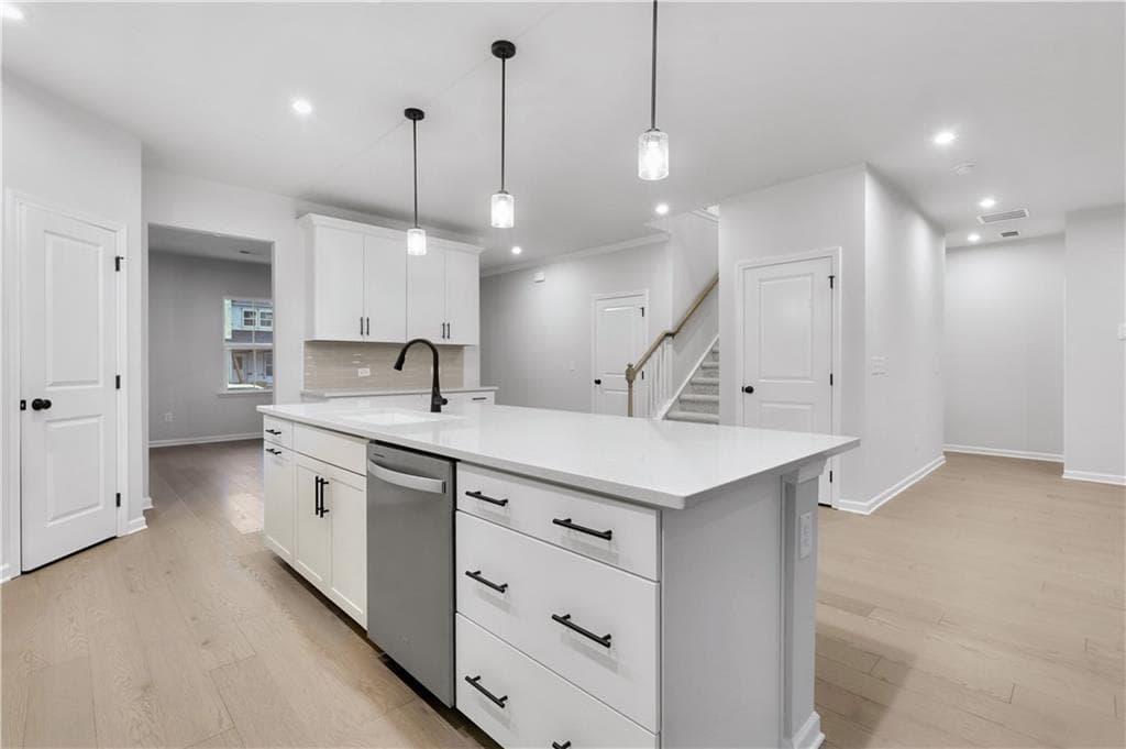 4 bedroom, 3 bathroom, 2,956 sq ft single family residence under contract at 6141 Marigold Way, Atlanta, GA 30349 — photo 8