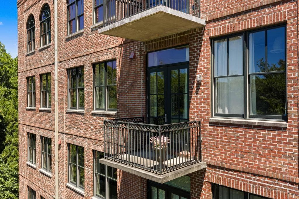 2 bedroom, 2 bathroom, 1,360 sq ft condominium for sale at 3235 Roswell Road 604, Atlanta, GA 30305 — photo 5