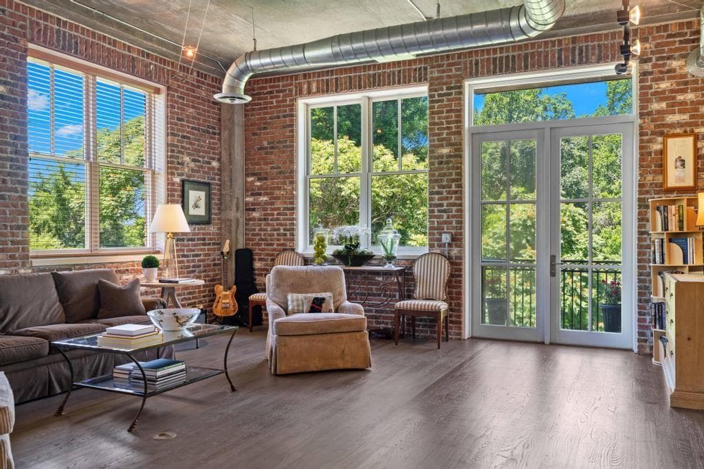 2 bedroom, 2 bathroom, 1,360 sq ft condominium for sale at 3235 Roswell Road 604, Atlanta, GA 30305 — photo 3