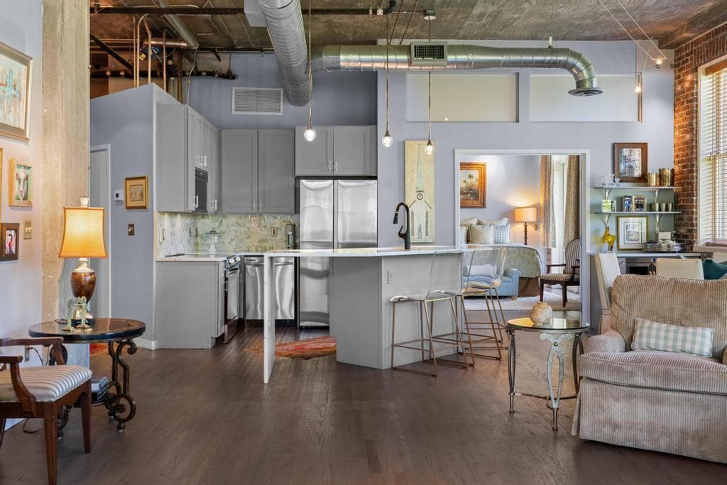 2 bedroom, 2 bathroom, 1,360 sq ft condominium for sale at 3235 Roswell Road 604, Atlanta, GA 30305 — photo 4
