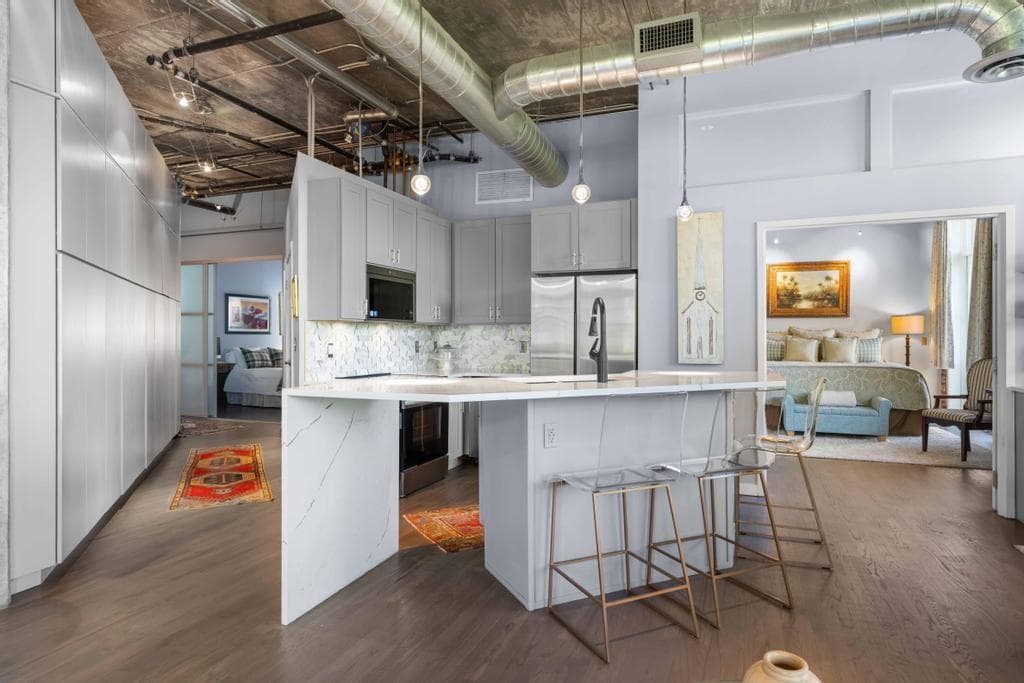 2 bedroom, 2 bathroom, 1,360 sq ft condominium for sale at 3235 Roswell Road 604, Atlanta, GA 30305 — photo 7