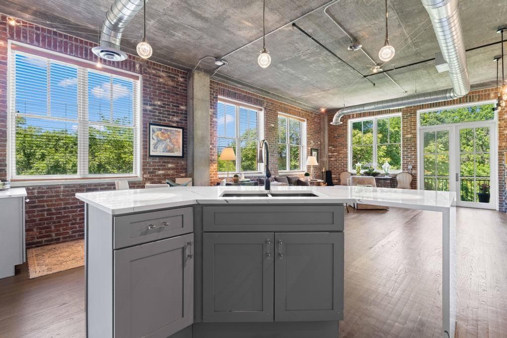 2 bedroom, 2 bathroom, 1,360 sq ft condominium for sale at 3235 Roswell Road 604, Atlanta, GA 30305 — photo 2