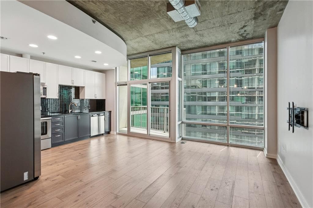 1 bedroom, 1 bathroom, 696 sq ft condominium for sale at 923 Peachtree Street 1523, Atlanta, GA 30309 — photo 2