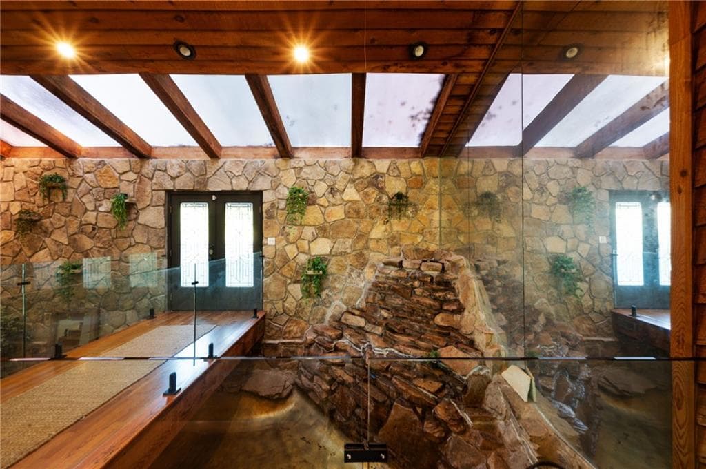6 bedroom, 5 bathroom, 7,879 sq ft single family residence under contract at 535 Cutwater Trail, Atlanta, GA 30328 — photo 2