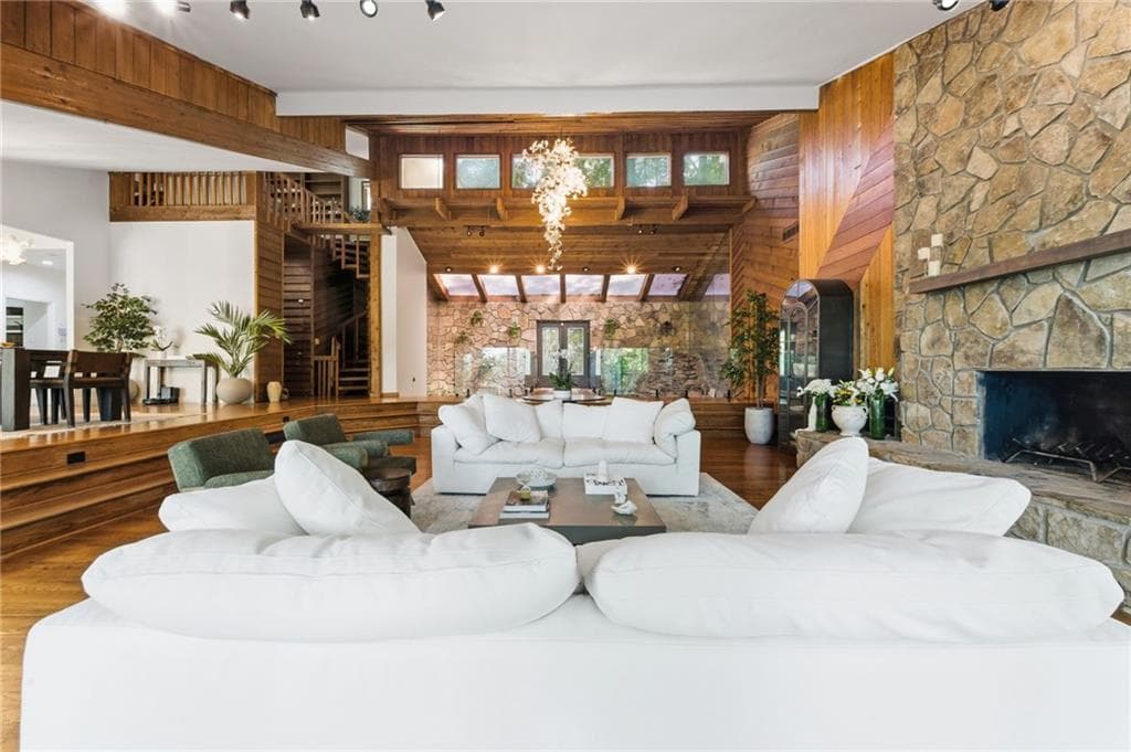 6 bedroom, 5 bathroom, 7,879 sq ft single family residence under contract at 535 Cutwater Trail, Atlanta, GA 30328 — photo 3