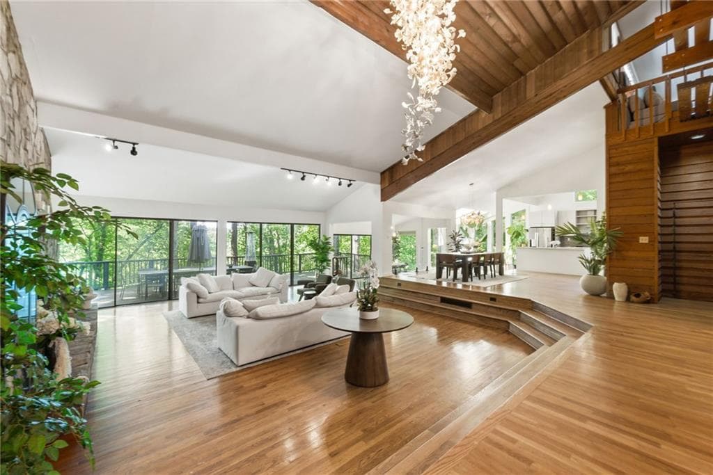 6 bedroom, 5 bathroom, 7,879 sq ft single family residence under contract at 535 Cutwater Trail, Atlanta, GA 30328 — photo 4