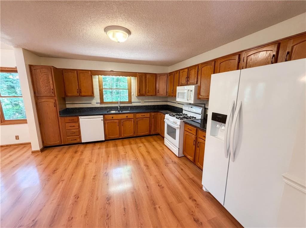 4 bedroom, 3 bathroom, 3,676 sq ft single family residence under contract at 2623 Wellington Drive, Marietta, GA 30062 — photo 2