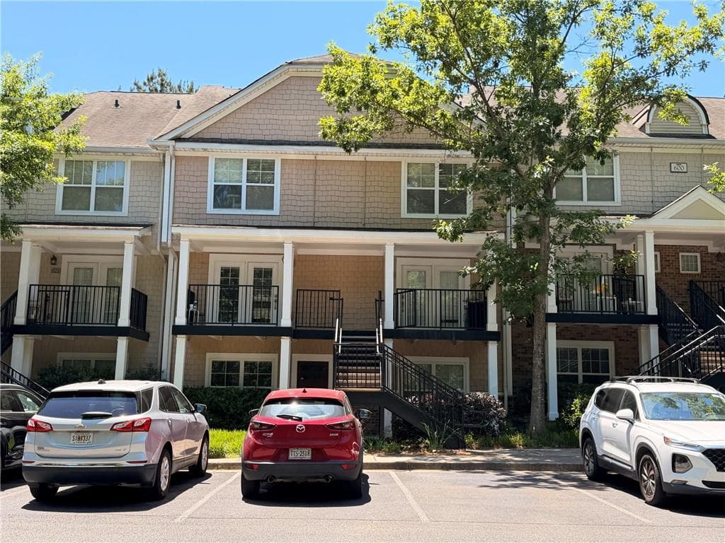 2 bedroom, 3 bathroom, 1,168 sq ft condominium under contract at 1035 Barnett Shoals Road 623, Athens, GA 30605 — photo 2
