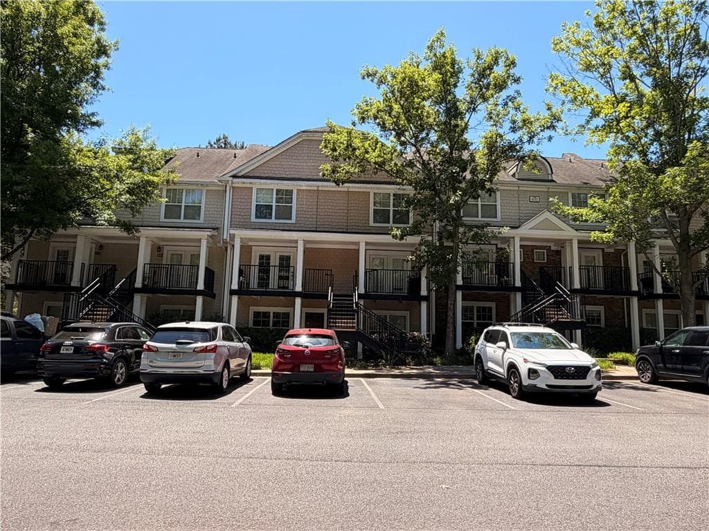 2 bedroom, 3 bathroom, 1,168 sq ft condominium under contract at 1035 Barnett Shoals Road 623, Athens, GA 30605