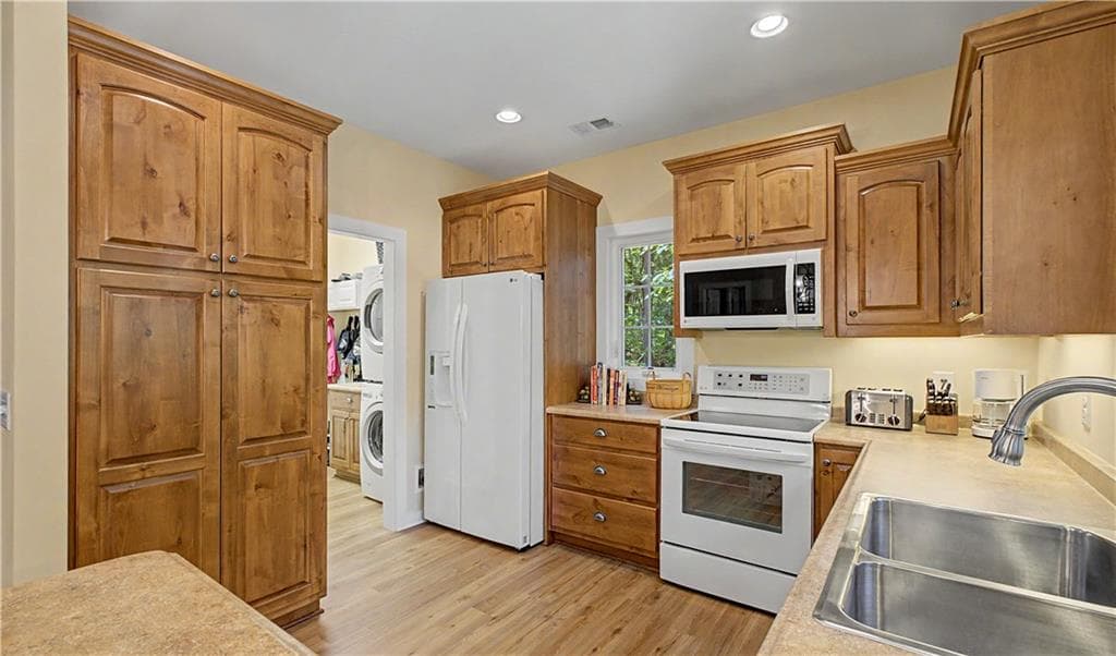 3 bedroom, 3 bathroom, 2,228 sq ft single family residence under contract at 498 Amicalola Woods Road, Dawsonville, GA 30534 — photo 9