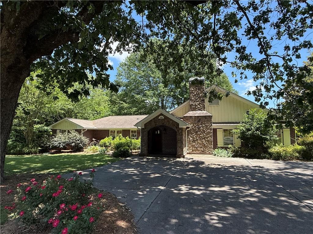 3 bedroom, 3 bathroom, 2,763 sq ft single family residence for sale at 224 Hillcrest Drive, Calhoun, GA 30701 — photo 2
