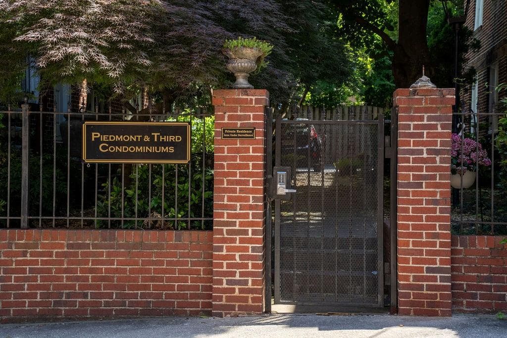 1 bedroom, 1 bathroom, 790 sq ft condominium for sale at 690 Piedmont Avenue 17, Atlanta, GA 30308 — photo 2