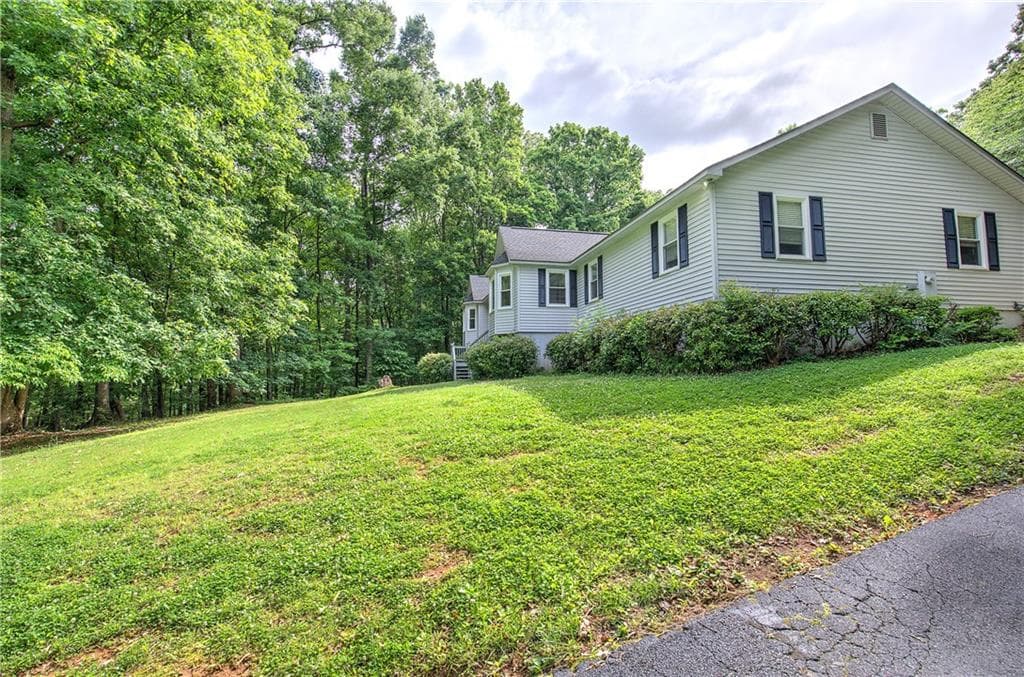 3 bedroom, 4 bathroom, 2,612 sq ft single family residence under contract at 65 Gaddis Road, Cartersville, GA 30120 — photo 4
